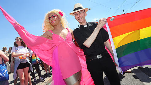 Wolfgang Rothe, katholischer Priester (r.), nimmt an der Parade anl&auml;sslich des Christopher Street Day (CSD) in der  M&uuml;nchner Innenstadt teil.
