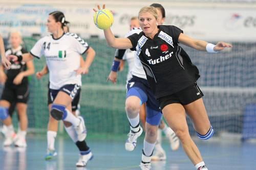 Nach über zwei Jahren wieder für die Club-Handballerinas im Einsatz &ndash; und gleich fünf Mal erfolgreich: Agnieszka Tobiasz (am Ball).