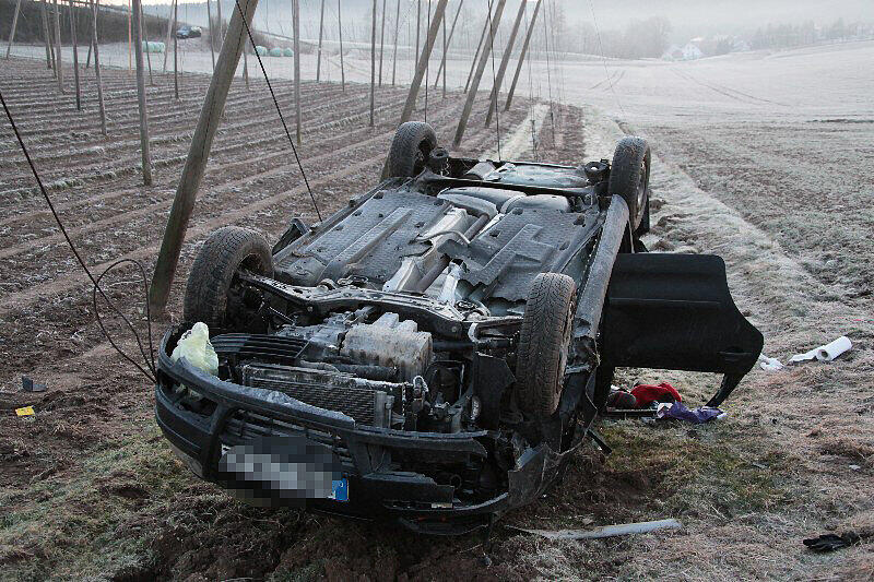 Die schrecklichen Bilder vom Unfall in der Holledau: Ein Teenager starb, als der Polo die steile Böschung hinabstürzte, zwei wurden schwer verletzt.