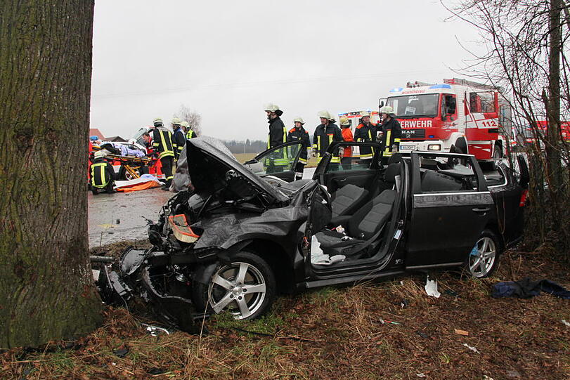 Im Landkreis Altöttingen kam es am Samstagvormittag zu einem schweren Zusammenstoß dreier Fahrzeuge. Die Bilder vom Unfallort.