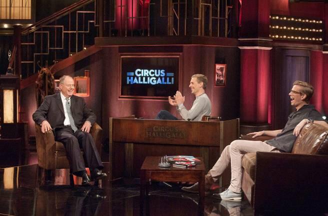 Als Gast bei Joko und Klaas im Circus Halligalli: Peer Steinbrück, der am Freitag vergangener Woche mit dem Stinkefinger im SZ-Magazin in der Rubrik "Sagen Sie jetzt nichts" furore machte.