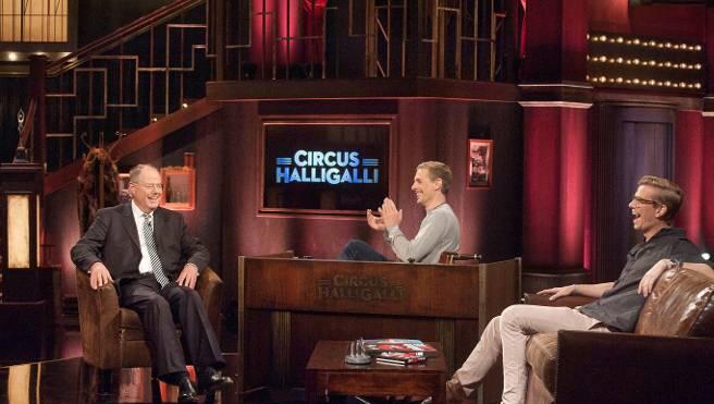 Als Gast bei Joko und Klaas im Circus Halligalli: Peer Steinbrück, der am Freitag vergangener Woche mit dem Stinkefinger im SZ-Magazin in der Rubrik "Sagen Sie jetzt nichts" furore machte. Als Gast bei Joko und Klaas im Circus Halligalli: Peer Steinbrück, der am Freitag vergangener Woche mit dem Stinkefinger im SZ-Magazin in der Rubrik "Sagen Sie jetzt nichts" furore machte.