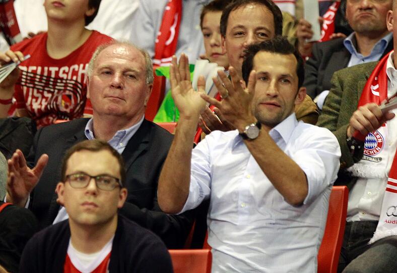 Ebenfalls mit dabei: Präsident Uli Hoeneß und ein alter Bekannter: Hasan Salihamidzic, der von 1998 bis 2007 für die Bayern spielte.