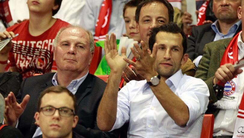 Ebenfalls mit dabei: Präsident Uli Hoeneß und ein alter Bekannter: Hasan Salihamidzic, der von 1998 bis 2007 für die Bayern spielte. Ebenfalls mit dabei: Präsident Uli Hoeneß und ein alter Bekannter: Hasan Salihamidzic, der von 1998 bis 2007 für die Bayern spielte.