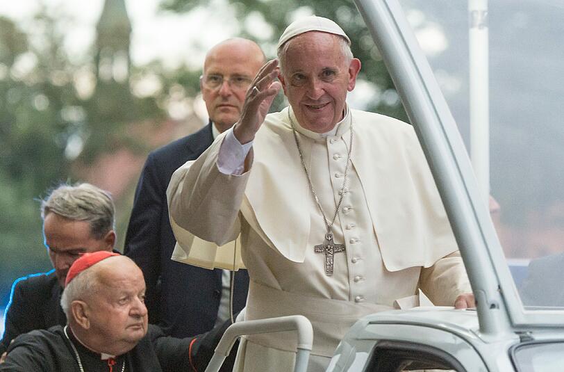 Papst Franziskus winkt der Menge aus seinem Papamobil zu. Foto: Armin Weigel
