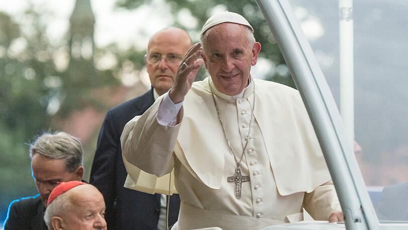 Papst Franziskus winkt der Menge aus seinem Papamobil zu. Foto: Armin Weigel Papst Franziskus winkt der Menge aus seinem Papamobil zu. Foto: Armin Weigel