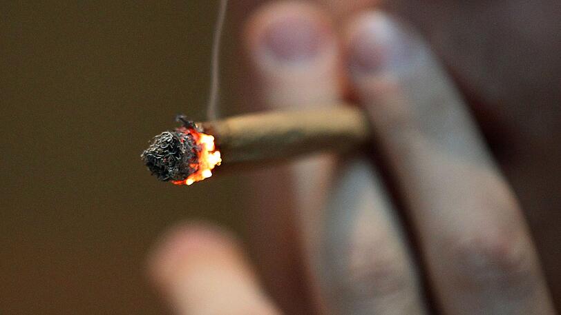 Marihuana wird meistens geraucht. In Deutschland ist der Besitz von Marihuana illegal.