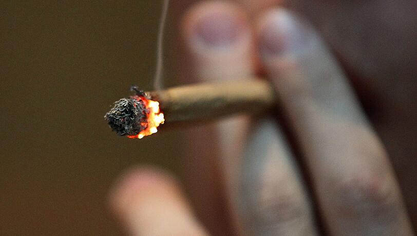 Marihuana wird meistens geraucht. In Deutschland ist der Besitz von Marihuana illegal. Marihuana wird meistens geraucht. In Deutschland ist der Besitz von Marihuana illegal.