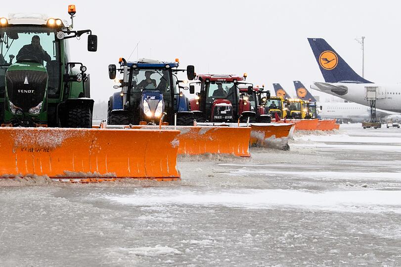 Am Münchner Flughafen fielen am Donnerstag rund 150 Flüge aus - diesmal allerdings vorrangig wegen eines Warnstreiks. Hier befreiten Räumfahrzeuge ein Rollfeld am Flughafen München von Schnee.