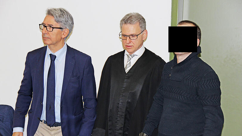Der Angeklagte mit Verteidiger Peter Guttmann.