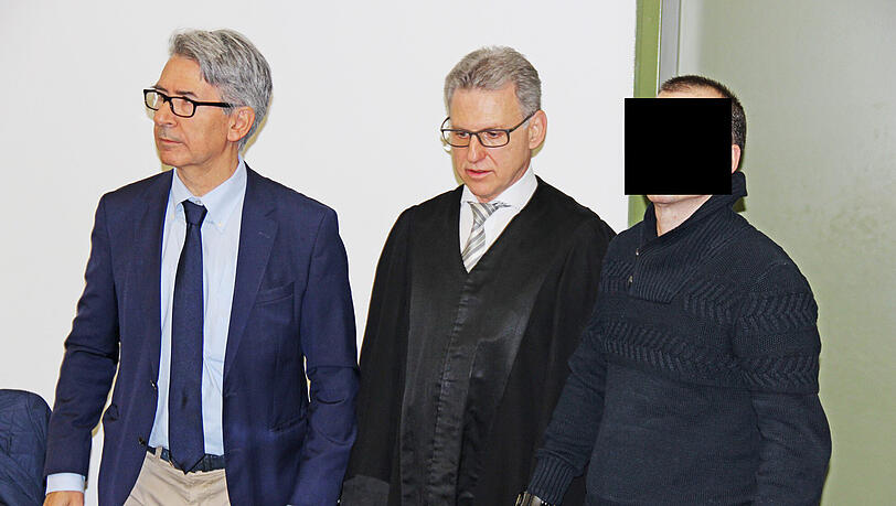 Der Angeklagte mit Verteidiger Peter Guttmann. Der Angeklagte mit Verteidiger Peter Guttmann.