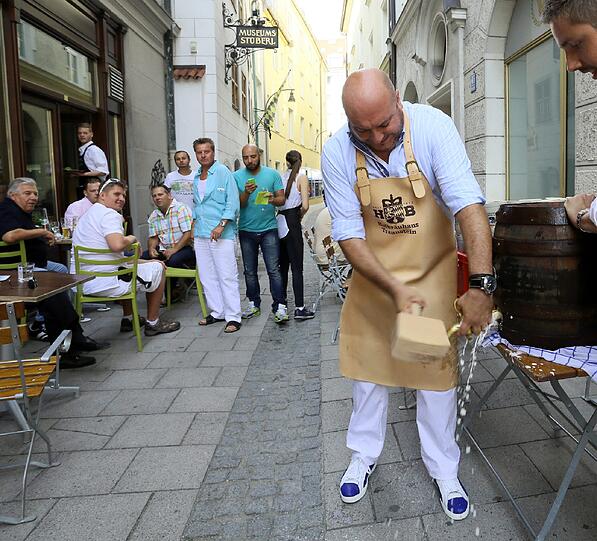 Kleines Jubiläum: Die Brasserie L'Atelier feiert fünfjähriges Bestehen. Münchner Promis feierten mit Inhaber Thierry Leoncelli. Die Bilder