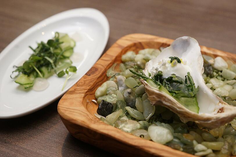 Falsche Austern, als Gruß aus der Küche: Appetitlich, auf höchstem Niveau zubereitet &ndash; und garantiert ohne Auster. Foto: Daniel von Loeper