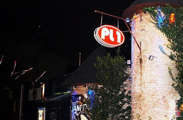 Im Club &bdquo;PL1&ldquo;entdecken Mutter und Tochter den brutalen Täter.