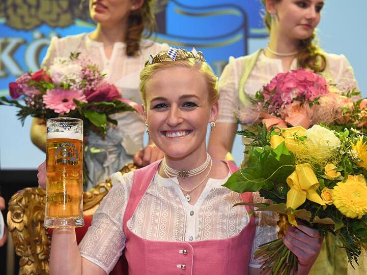 Die neue Bierkönigin Veronika Ettstaller sitzt nach ihrer Wahl zur 10. Bayerischen Bierkönigin auf ihrem Thron. Foto: Felix Hörhager