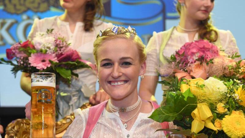 Die neue Bierkönigin Veronika Ettstaller sitzt nach ihrer Wahl zur 10. Bayerischen Bierkönigin auf ihrem Thron. Foto: Felix Hörhager Die neue Bierkönigin Veronika Ettstaller sitzt nach ihrer Wahl zur 10. Bayerischen Bierkönigin auf ihrem Thron. Foto: Felix Hörhager