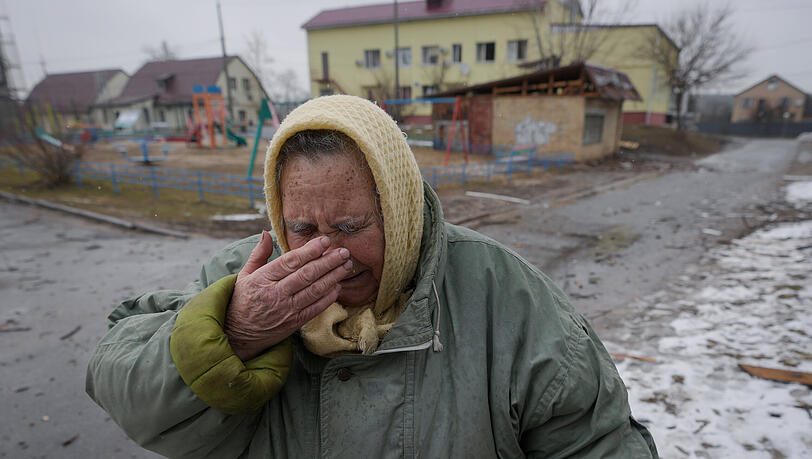 Horenka: Eine Frau weint vor Häusern, die nach Angaben von Anwohnern durch einen russischen Luftangriff beschädigt wurden. Russland hat seinen Angriff auf die zweitgrößte Stadt der Ukraine fortgesetzt, obwohl beide Seiten erklärt haben, dass sie bereit sind, die Gespräche wieder aufzunehmen. Horenka: Eine Frau weint vor Häusern, die nach Angaben von Anwohnern durch einen russischen Luftangriff beschädigt wurden. Russland hat seinen Angriff auf die zweitgrößte Stadt der Ukraine fortgesetzt, obwohl beide Seiten erklärt haben, dass sie bereit sind, die Gespräche wieder aufzunehmen.