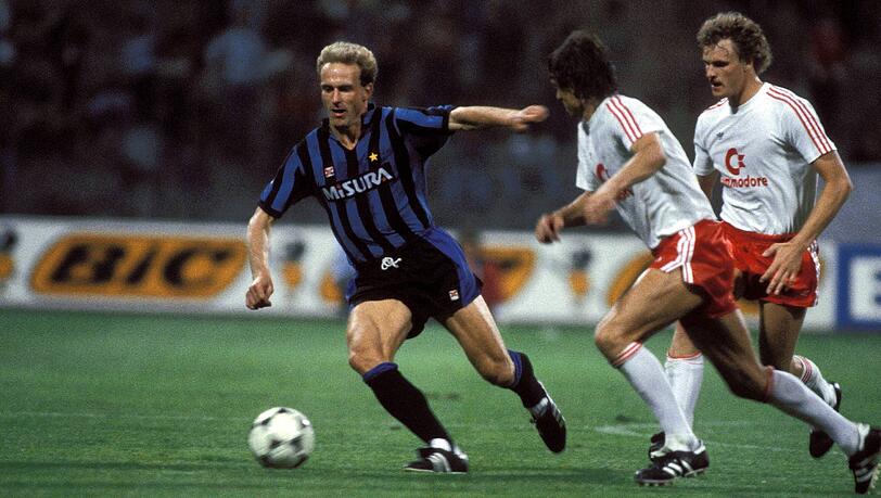 10. August 1984: Karl-Heinz Rummenigge (links) im Trikot von Inter Mailand in einem Testspiel gegen seinen Ex-Klub FC Bayern - hier mit Norbert Eder (Mitte) und Roland Wohlfarth. 10. August 1984: Karl-Heinz Rummenigge (links) im Trikot von Inter Mailand in einem Testspiel gegen seinen Ex-Klub FC Bayern - hier mit Norbert Eder (Mitte) und Roland Wohlfarth.