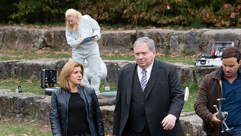 "Der Staatsanwalt: Abrechnung im Blut": Kerstin Klar (Fiona Coors) und Anwalt Bernd Reuther (Rainer Hunold) am Tatort.
