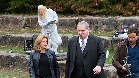 "Der Staatsanwalt: Abrechnung im Blut": Kerstin Klar (Fiona Coors) und Anwalt Bernd Reuther (Rainer Hunold) am Tatort.