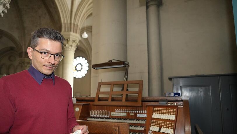 Kirchenmusikdirektor Tobias Frank zeigt, was an der Orgel repariert werden muss: Die Registerzüge aus Zelluloid lösen sich förmlich auf.