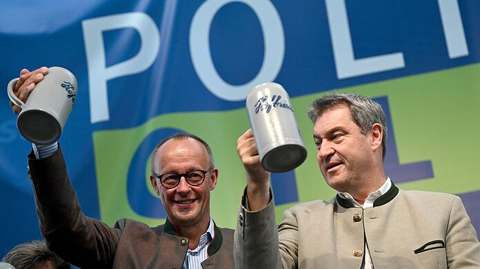 CSU-Chef Söder und der  CDU-Vorsitzende Friedrich Merz beim Gillamoos in Abensberg im Landkreis Kelheim.