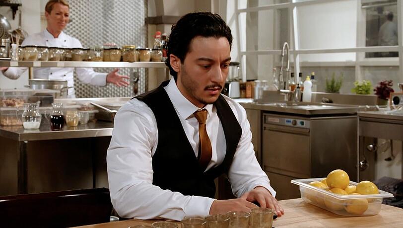 "Rote Rosen": Elyas hat an seinem Probearbeitstag Stress.