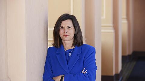 "Wenn man Artikel 1 des Grundgesetzes nicht schon hätte, müsste man ihn gerade jetzt erfinden", sagt Ilse Aigner im Gespräch mit der AZ.