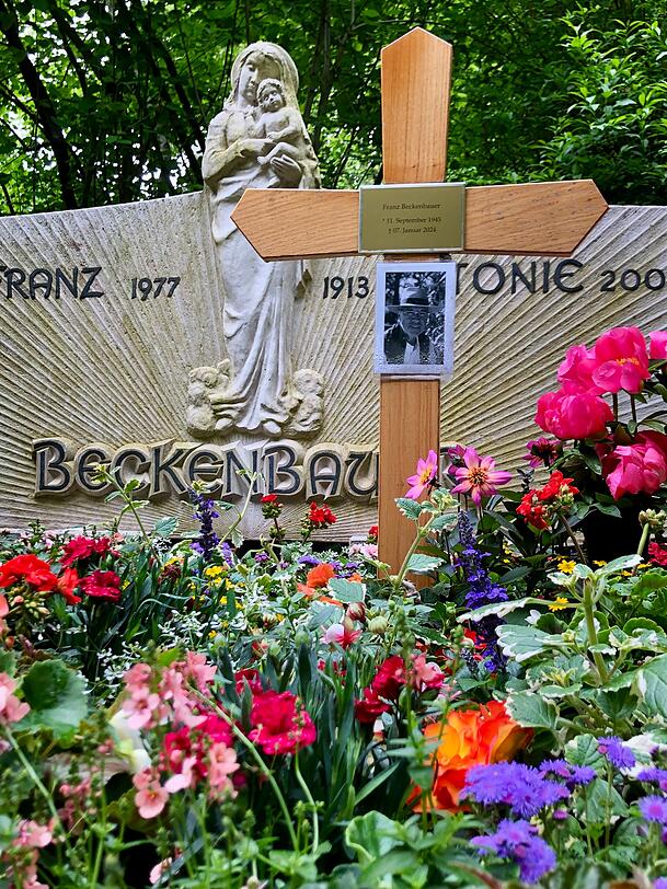 Da ruht er nun, der Franz: Das Beckenbauer-Grab im Friedhof am Perlacher Forst. Da ruht er nun, der Franz: Das Beckenbauer-Grab im Friedhof am Perlacher Forst.