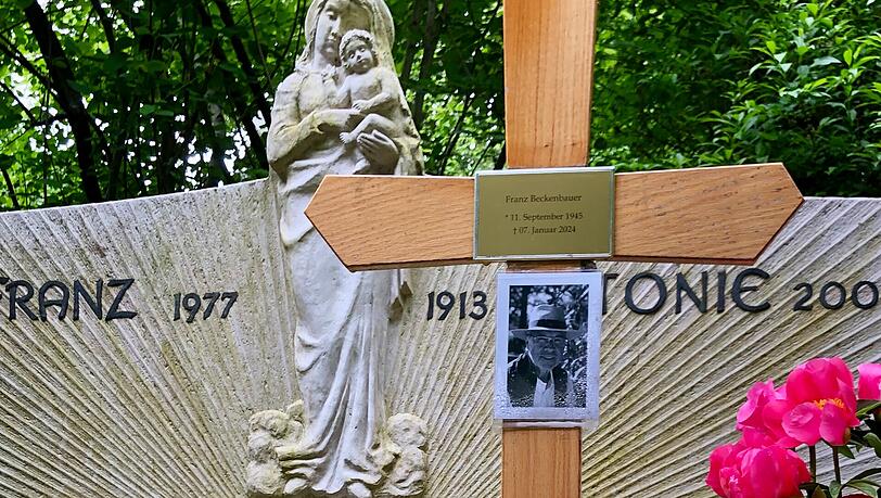 Da ruht er nun, der Franz: Das Beckenbauer-Grab im Friedhof am Perlacher Forst. Da ruht er nun, der Franz: Das Beckenbauer-Grab im Friedhof am Perlacher Forst.