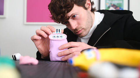 Kneteillustrator Andi Meier bei der Arbeit in seinem Atelier.