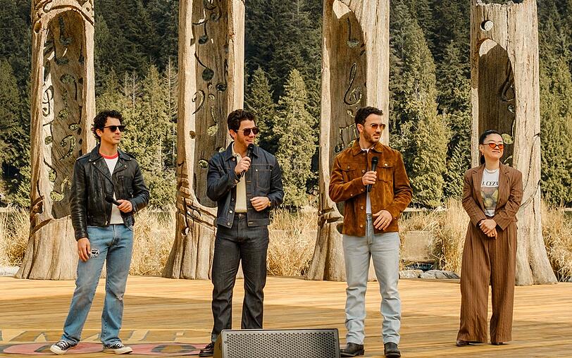 Die Jonas Brothers kehren als fiktive Band Connect 3 zur&uuml;ck ins Camp Rock, um gemeinsam mit ihrer Managerin Lark (Sehrry Cola) eine Vorband f&uuml;r ihre Tour auszuw&auml;hlen.