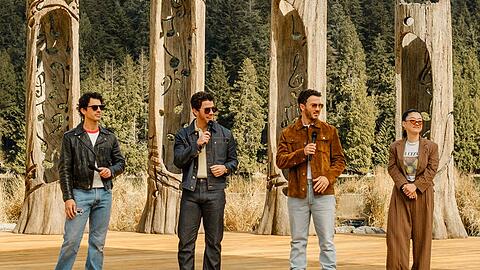 Die Jonas Brothers kehren als fiktive Band Connect 3 zur&uuml;ck ins Camp Rock, um gemeinsam mit ihrer Managerin Lark (Sehrry Cola) eine Vorband f&uuml;r ihre Tour auszuw&auml;hlen.