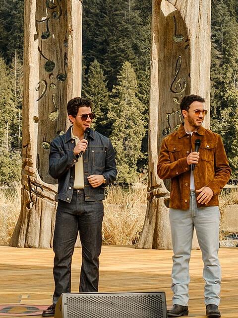Die Jonas Brothers kehren als fiktive Band Connect 3 zur&uuml;ck ins Camp Rock, um gemeinsam mit ihrer Managerin Lark (Sehrry Cola) eine Vorband f&uuml;r ihre Tour auszuw&auml;hlen.
