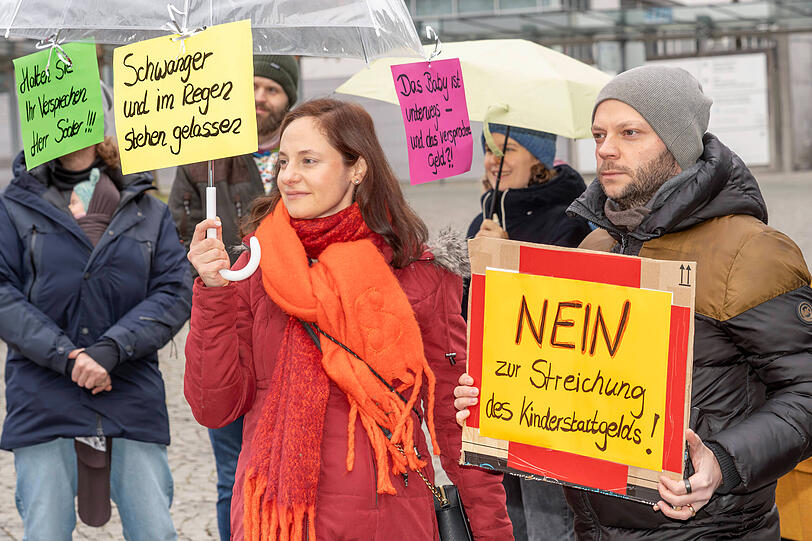 Demo beim CSU-Parteitag im Dezember 2025: Eltern protestieren gegen die Streichung des Kinderstartgelds. Oliver Bernt hatte unter anderem eine Petition ins Leben gerufen.