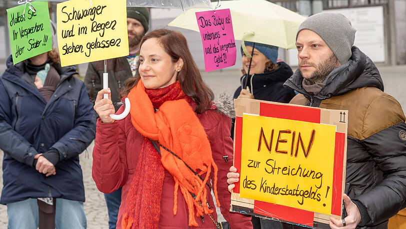 Demo beim CSU-Parteitag im Dezember 2025: Eltern protestieren gegen die Streichung des Kinderstartgelds. Oliver Bernt hatte unter anderem eine Petition ins Leben gerufen.