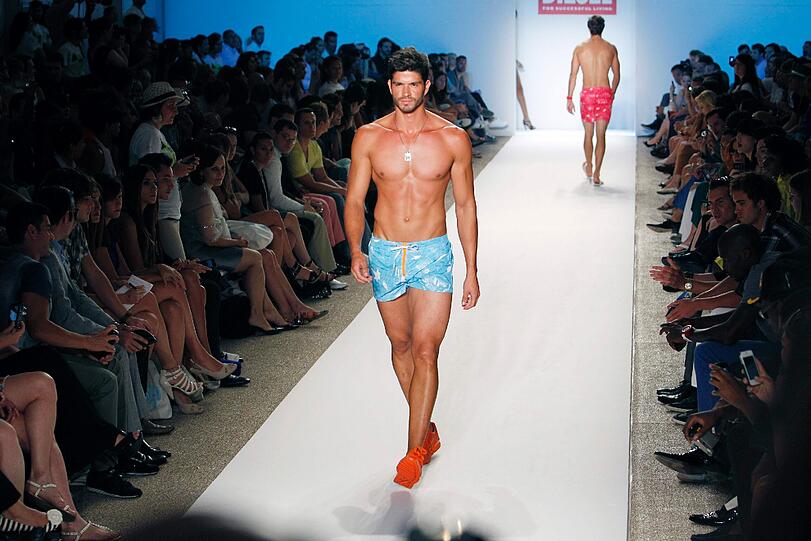 Bei den Männern ist die knappe Badehose zurück...