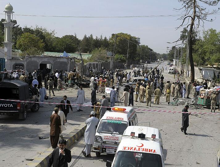 Bei einem Bombenanschlag auf einen Markt in der nordwestpakistanischen Stadt Peshawar sind am Donnerstag elf Menschen verletzt worden. (Archivbild AFP)
