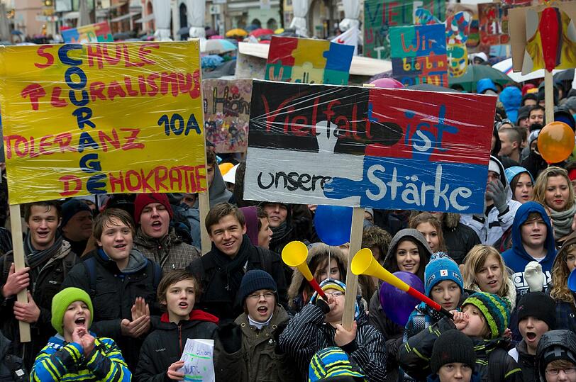 Die Schüler engagierten siche gegen Rechte Gewalt in Deutschland.