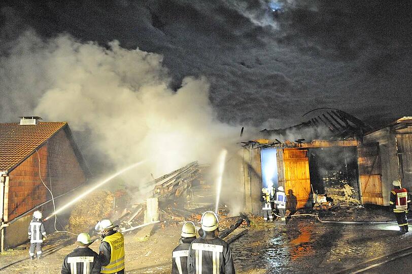 70 Feuerwehrler haben in der Nacht zum Dienstag mit den Flammen bei einem Brand in Jetzendorf gekämpft.