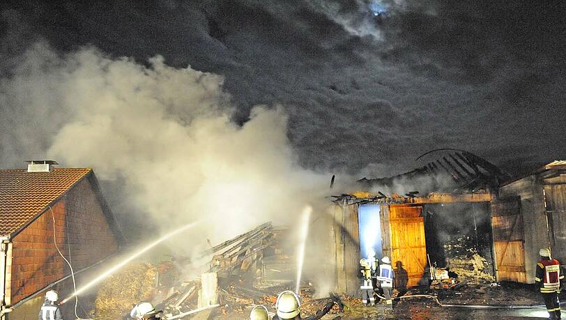70 Feuerwehrler haben in der Nacht zum Dienstag mit den Flammen bei einem Brand in Jetzendorf gekämpft. 70 Feuerwehrler haben in der Nacht zum Dienstag mit den Flammen bei einem Brand in Jetzendorf gekämpft.
