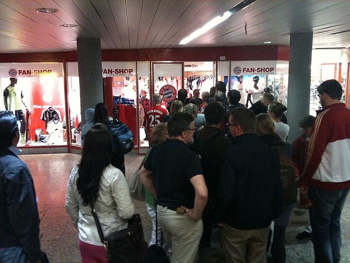 Vor dem Fan-Shop im stachus Untergeschoss.