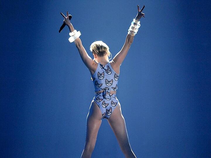 Auch ein hübscher Rücken kann entzücken: Miley Cyrus bei den American Music Awards