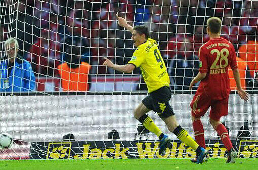12. Mai 2012: Mit drei Toren beim 5:2-Triumph im DFB-Pokal-Endspiel erledigt Dortmunds Stürmerstar Lewandowski die Bayern fast im Alleingang. Bei den Münchnern reifen die Pläne, den Polen an die Isar zu holen.