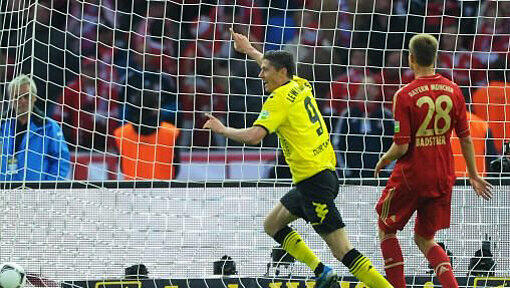 12. Mai 2012: Mit drei Toren beim 5:2-Triumph im DFB-Pokal-Endspiel erledigt Dortmunds Stürmerstar Lewandowski die Bayern fast im Alleingang. Bei den Münchnern reifen die Pläne, den Polen an die Isar zu holen. 12. Mai 2012: Mit drei Toren beim 5:2-Triumph im DFB-Pokal-Endspiel erledigt Dortmunds Stürmerstar Lewandowski die Bayern fast im Alleingang. Bei den Münchnern reifen die Pläne, den Polen an die Isar zu holen.