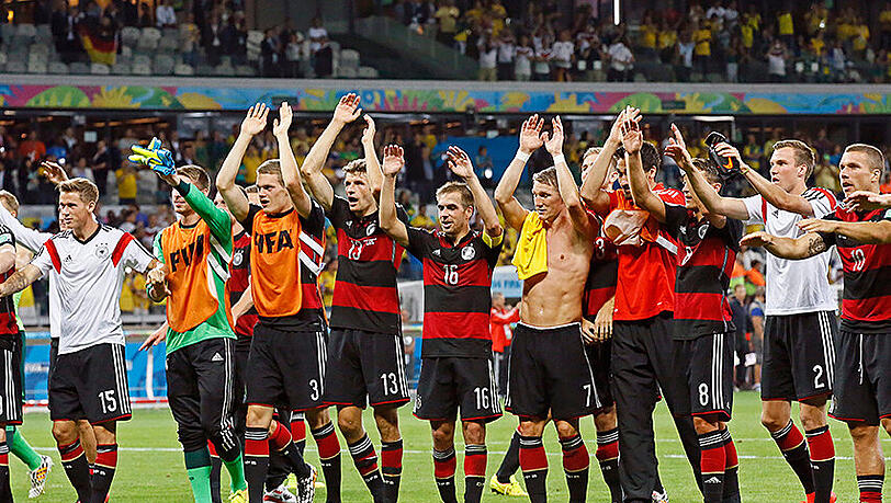 Die deutsche Nationalmannschaft feierte den höchsten Sieg in einem WM-Halbfinale der Geschichte. Die deutsche Nationalmannschaft feierte den höchsten Sieg in einem WM-Halbfinale der Geschichte.