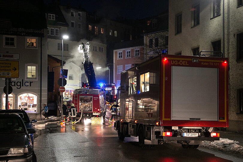 Die schnell eintreffende Feuerwehr hatte das Feuer zum Glück schnell unter Kontrolle, so dass ein Ausbreiten auf das restliche Gebäude verhindert werden konnte.
