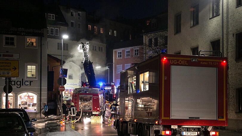 Die schnell eintreffende Feuerwehr hatte das Feuer zum Glück schnell unter Kontrolle, so dass ein Ausbreiten auf das restliche Gebäude verhindert werden konnte. Die schnell eintreffende Feuerwehr hatte das Feuer zum Glück schnell unter Kontrolle, so dass ein Ausbreiten auf das restliche Gebäude verhindert werden konnte.