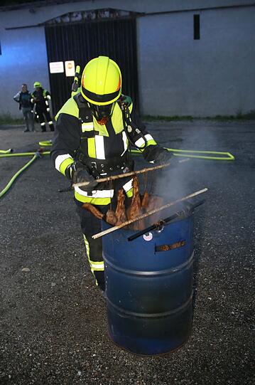 Kurioser Einsatz in Gars am Inn: Eine Person wollte in einer Garage Fleisch räuchern - und rief damit die Feuerwehr auf den Plan. Die Bilder vom Einsatz.