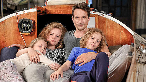 "Der beste Papa der Welt": Clemens Hoffmann (Oliver Mommsen, hinten) mit Kristina (Alice Prosser, 2. v. li.), Judy (Isabel Steszgal, li.) und Benni (Felix Staudigl)